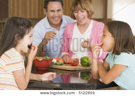 ครอบครัวที่เตรียมอาหาร Mealtime กัน