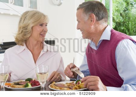 Casal de idosos desfrutando refeição, refeições juntos