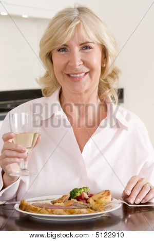 Mulheres desfrutando de refeição, hora da refeição com um copo de vinho