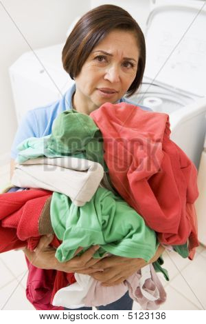 Woman Holding mucchio di lavanderia