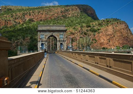 The archway on the wall of Hartbeespoortdam