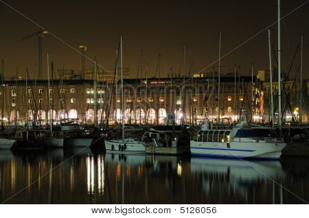 Marina w Barcelonie w nocy