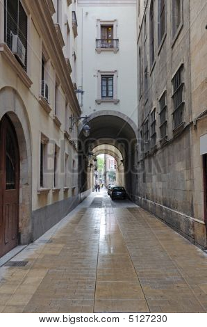 engen Straße in Barcelona, Spanien