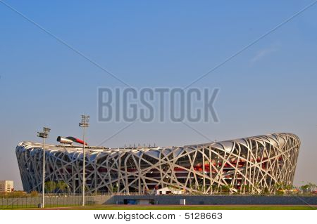 Lado vista del nido de pájaros (Beijing de Estadio Nacional)