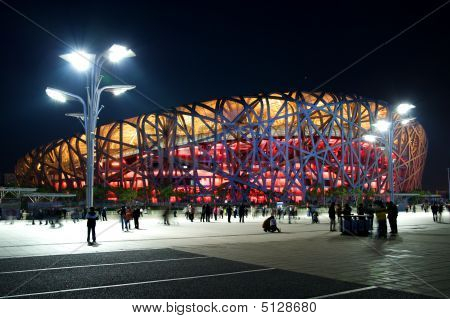 Escena nocturna del Estadio Nacional de Beijing de la Plaza
