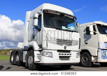 White Renault Premium 460 Truck
