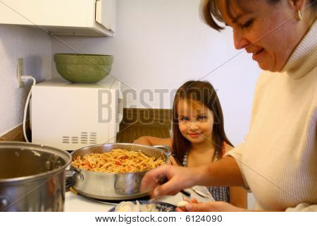 小さな女の子を助けるママさんクック