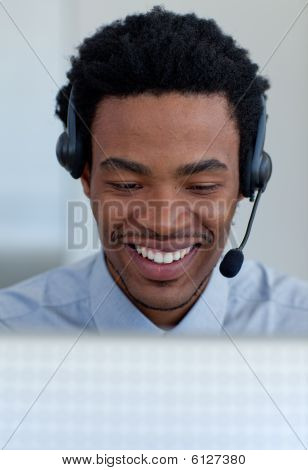 Sorridente empresário afro-americano, falando em um Call Center
