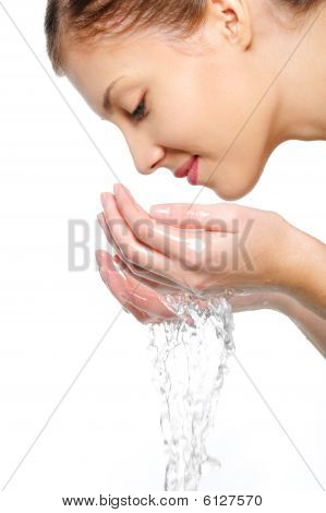 Девушки, мыть лицо с водой