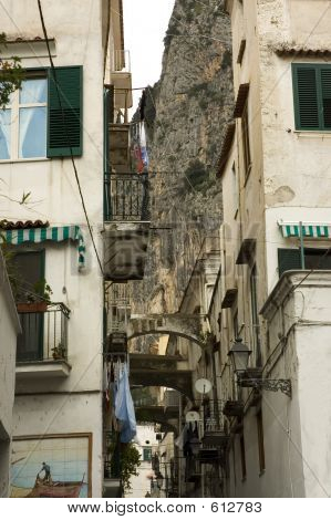 Rue étroite typique de l'Italie