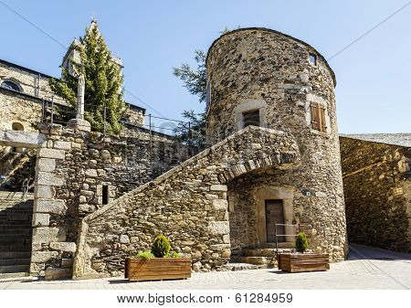 Llivia Bell. Torre Bernat De So.