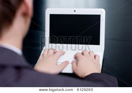 Podnikatel psaní na svůj notebook