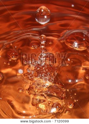 Orange Wasser tropft