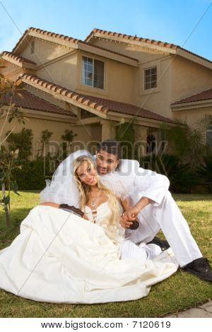 Happy Mi neu interracial Ehepaar in Hochzeit Stimmung