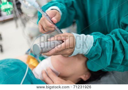 Insert Endotracheal Tube