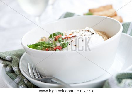 Krydret orientalske noodle med pocheret æg