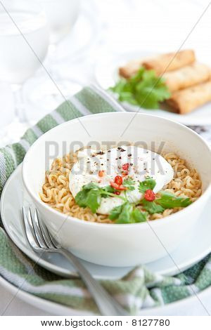 Krydret orientalske noodle med pocheret æg