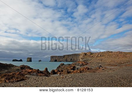 Lundadrangur skalní oblouk v Dyrholaey, Island