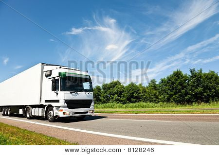 Truck körning på landsväg