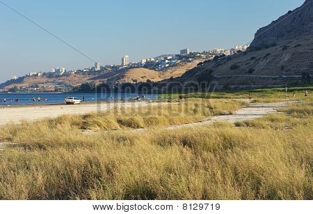 El orilla del lago Kinneret en la noche
