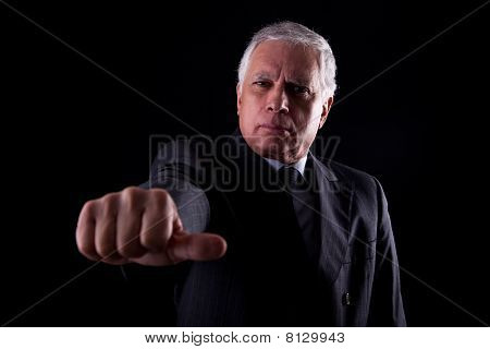 Viejo hombre de negocios con una mano con el centro de los pulgares sobre fondo negro, Studio Shot