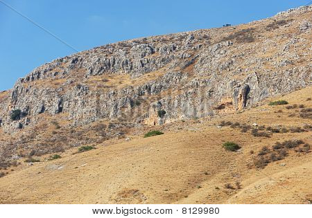 Orilla del lago Kinneret en la mañana