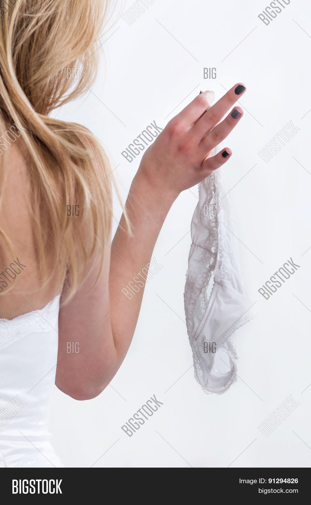 девушка держит трусы в руках. талия доска у девушек. женские ножки. девочка с трусами в руках. женщина с трусами в руках.