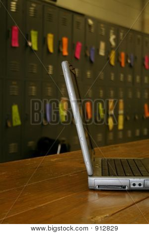 Dizüstü bilgisayar ve dolap