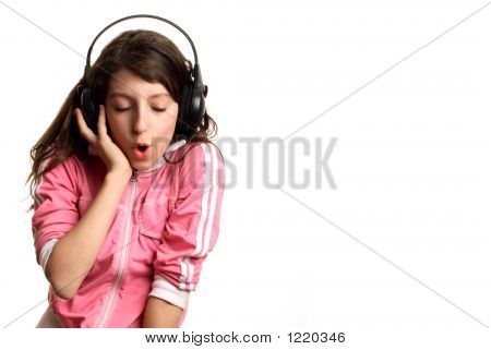 Pigen lytter til musik