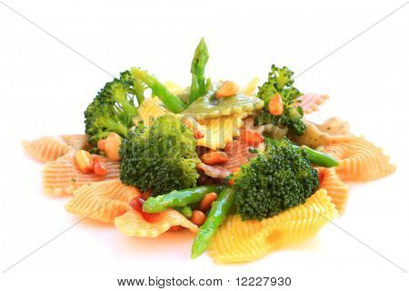 tricolore těstoviny farfalle s chřestem, brokolicí a ořechy