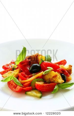 italský chléb Panzanella salát s rajčaty, olivami, okurka, paprika a bazalkou