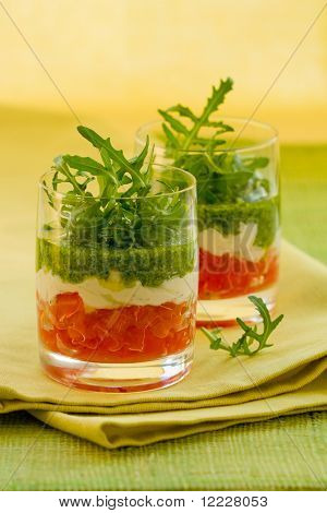 appetitvækker med tomat, ost og pesto i glas