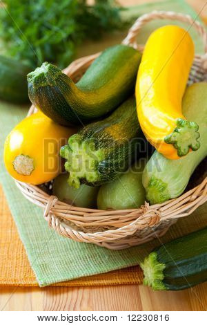 zucchine fresche di gialle e verde