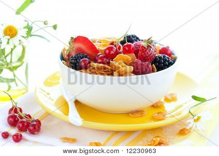 tazón de cereales con leche y frutas