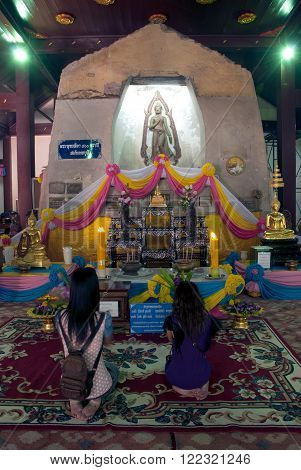 AYUTTHAYA,THAILAND-FEBRUARY 10,2010 : Thai Buddhist people is worship of Phra Put Tha Lela Buddha statue in Wat Na Phra Meru,This temple is an important one in Ayutthaya Historical park of Thailand, Ayutthaya old capital city in Middle of Thailand.