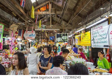 NAKORN PATHOM THAILAND MAR 13 : vendors are selling some food at Don Wai Floating market on 13 March 2016