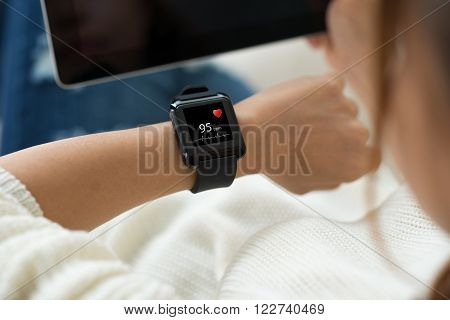 Woman checking heart rythm with application on her phone
** Note: Soft Focus at 100%, best at smaller sizes