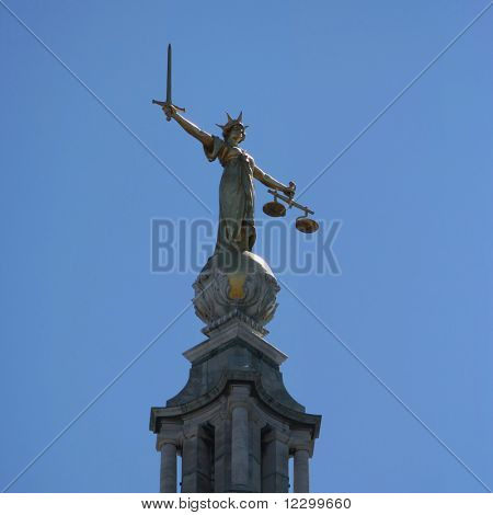 estatua dorada encima vieja Baily criminal court, Londres