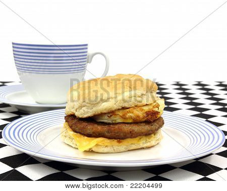 Frukostmackan med kaffe på schackrutigt tyg