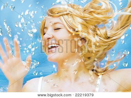 Jeune femme blonde, profitant de l'eau