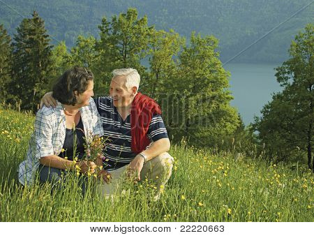 Atraktivní starší manželé těší pospolitosti. klíčové slovo pro tuto kolekci je 