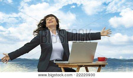 businesslady avec ordinateur portable fonctionne à côté d'un lac. Mot clé unique pour cette collection est : business77