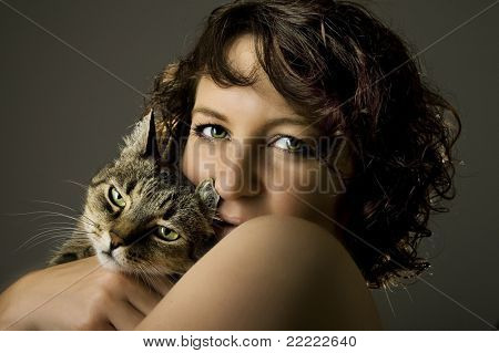 beautiful woman with a bautiful cat