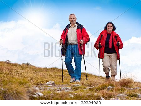 Senior-coppia escursioni nella natura