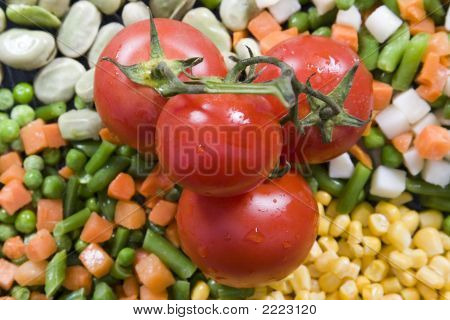 Tomate fresco encima de verduras
