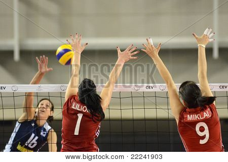 德布勒森、 匈牙利-7 月 8 日： Rita Liliom (在红色 1) 在 CEV 的欧洲联赛女子排球在行动