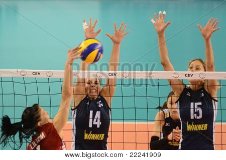 德布勒森、 匈牙利-7 月 8 日： Rita Liliom (在红色 1) 在 CEV 的欧洲联赛女子排球在行动