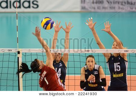 德布勒森、 匈牙利-7 月 8 日： Rita Liliom (在红色 1) 在 CEV 的欧洲联赛女子排球在行动