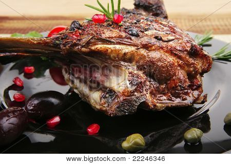 sloužil žebra s rozmarýnem a cherry rajčaty