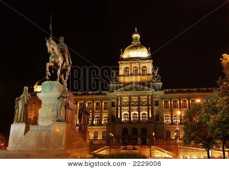 Museum und Wenzel in der Nacht
